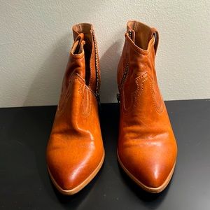 Frye Rory leather booties. Women’s size 7.5. Chestnut brown color. Block heel.